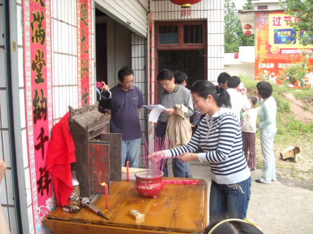 汪家姑娘大律师丽萍也来上香