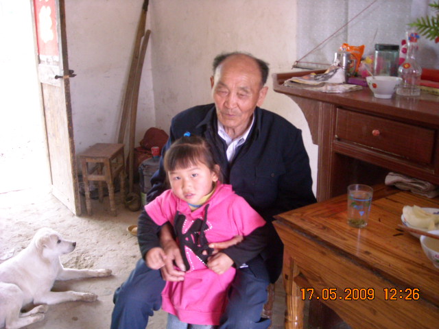 重孙女汪灿坐在太太怀里，老人最大心愿就在有生之年能把家谱修成，二儿子汪同宽一家在沈阳、三儿子汪同明一