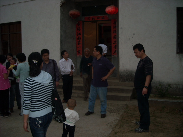 在听完汪德正老人[今年85岁]讲完汪氏建祠三次经过后大家直奔汪家大湾