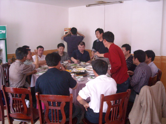 汪能信局长也陪大家来一杯，欢迎远方来的本家们！