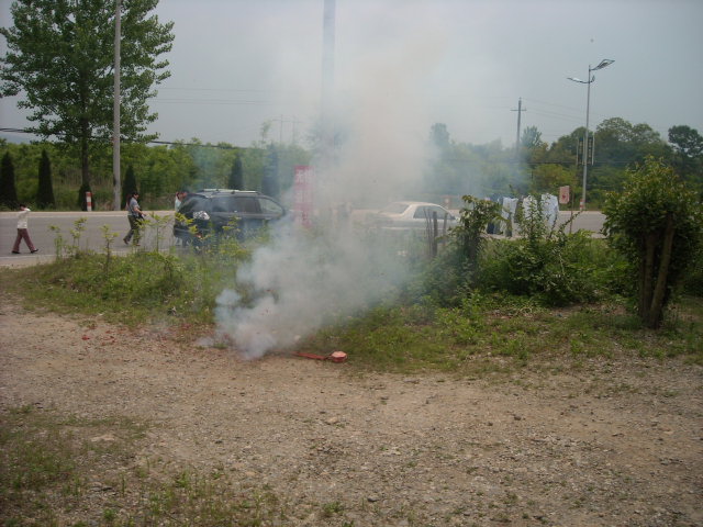 亲人到家免不了鞭炮相迎