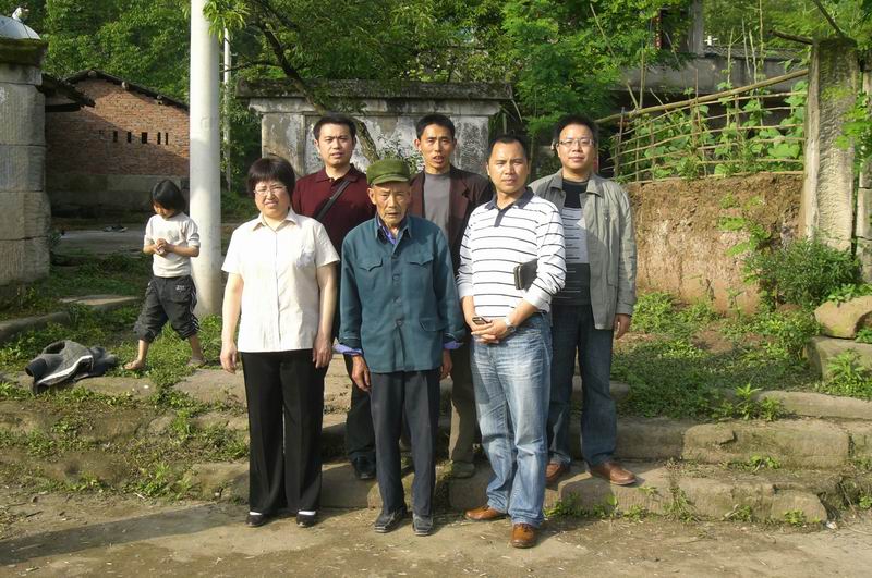 走访仁甫公旧居（与78岁的本家在一起）