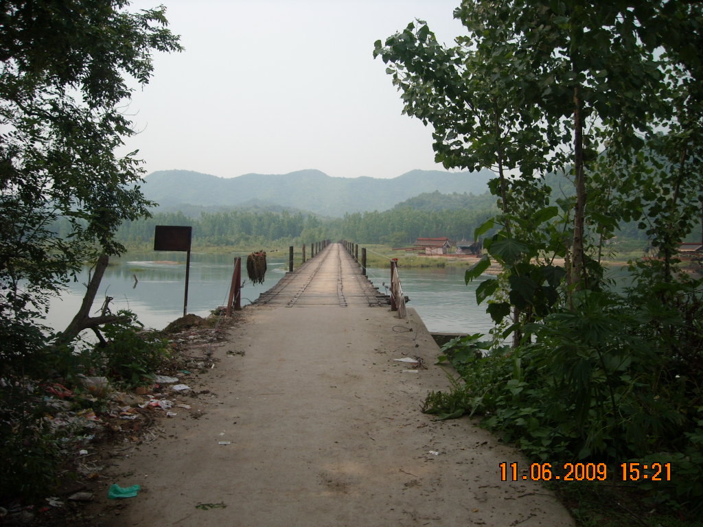 通往韩摆渡吊索桥，使我想起了荣华大姐回娘家骑看老牛过大河，后姐姐自已出资一部分，政府给一部分才建成独