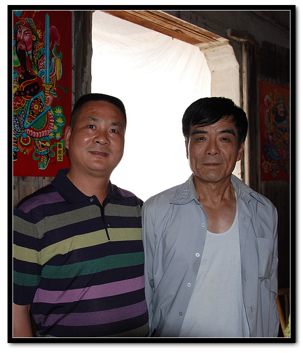 村书记和剧中的大队长合影