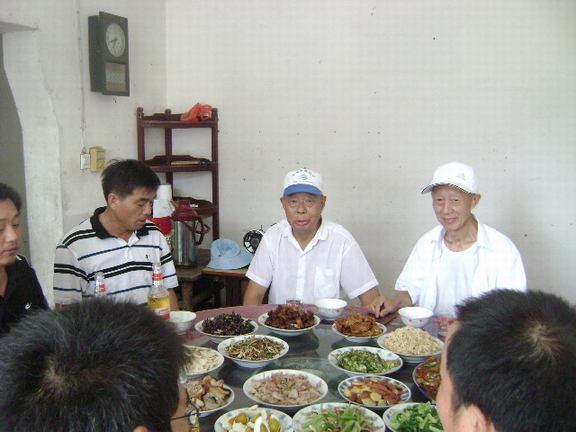 这两位都属潜怀古埂汪氏。右面的是潜山县文化局退休干部、原代局长汪传碧老人，他为汪楼汪氏修谱提供了大量