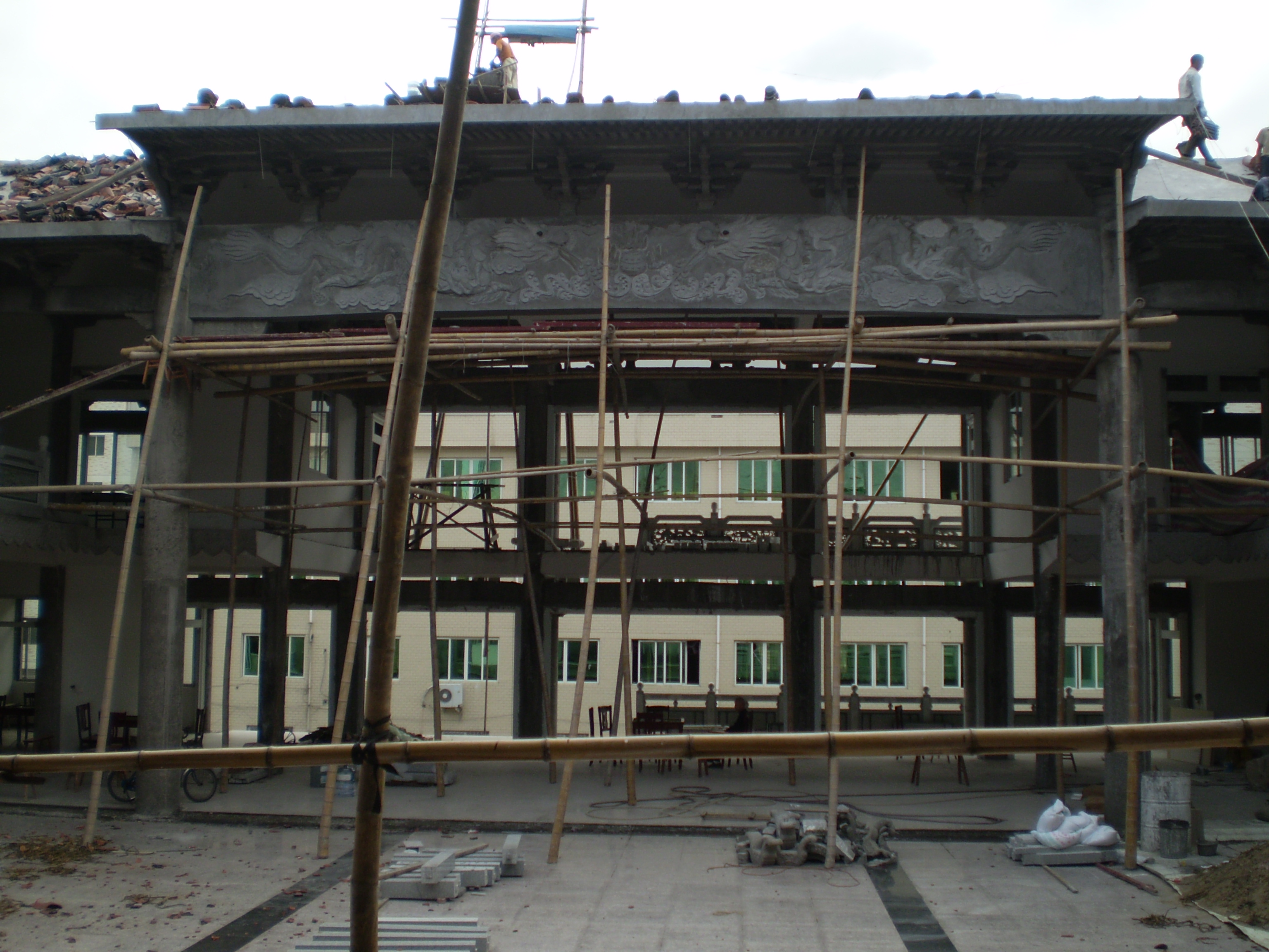 前殿在铺琉璃瓦