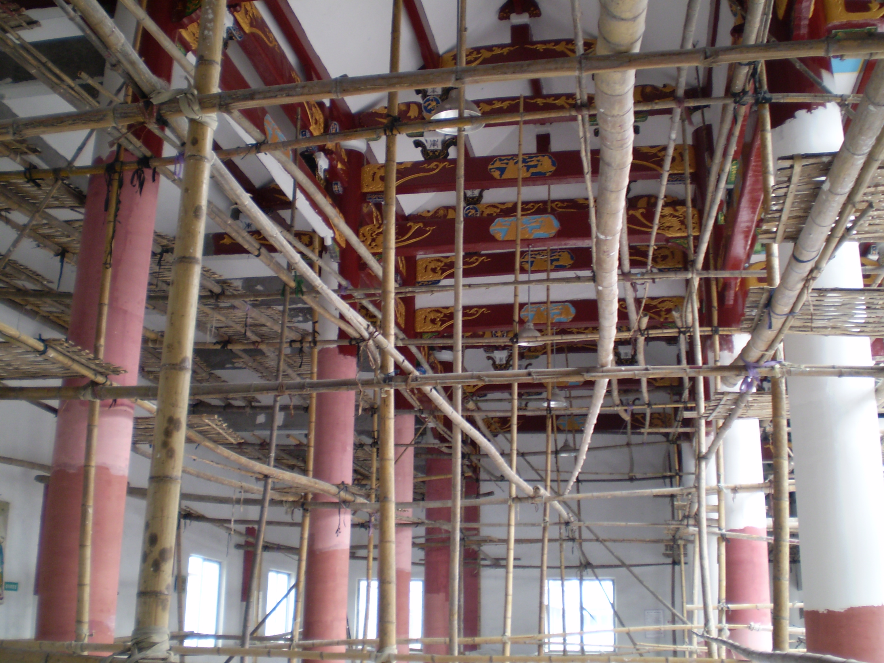 大殿顶部油漆将完毕