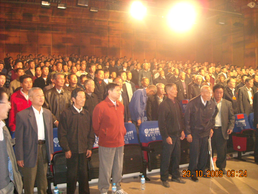 残疾老人艰难起来拜先祖催人泪下