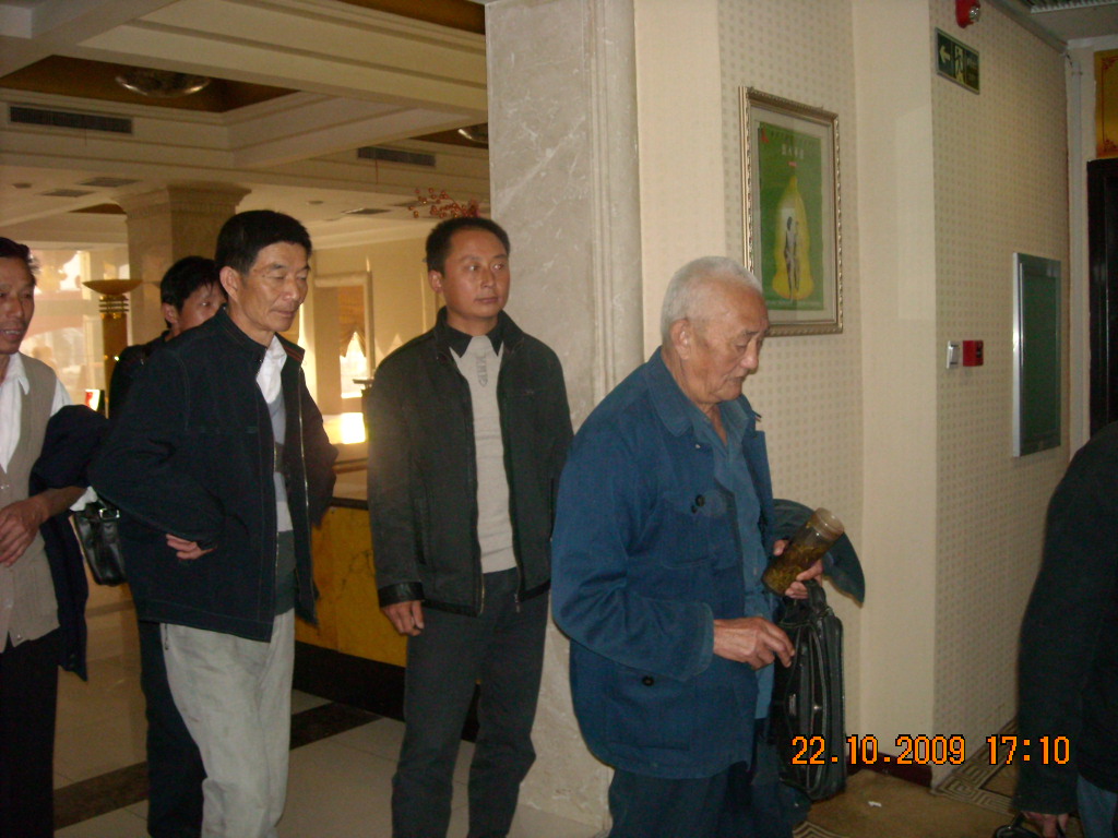 下午五点我们一行捌人安全到达红安金都大酒店