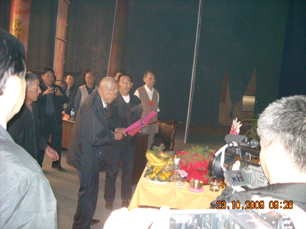 老人给先祖上香