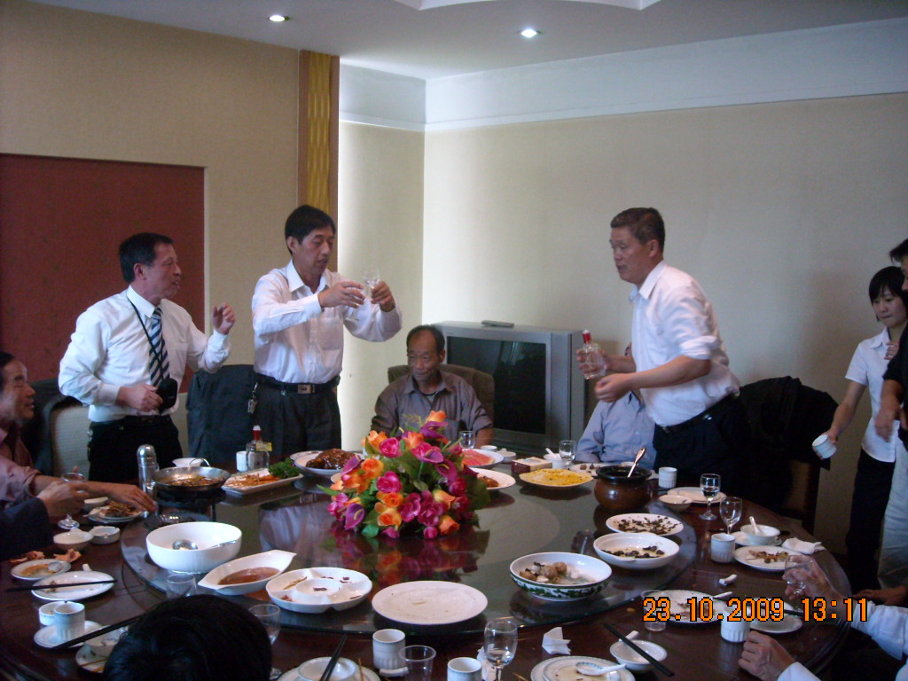 席间先阳会长给大家敬酒