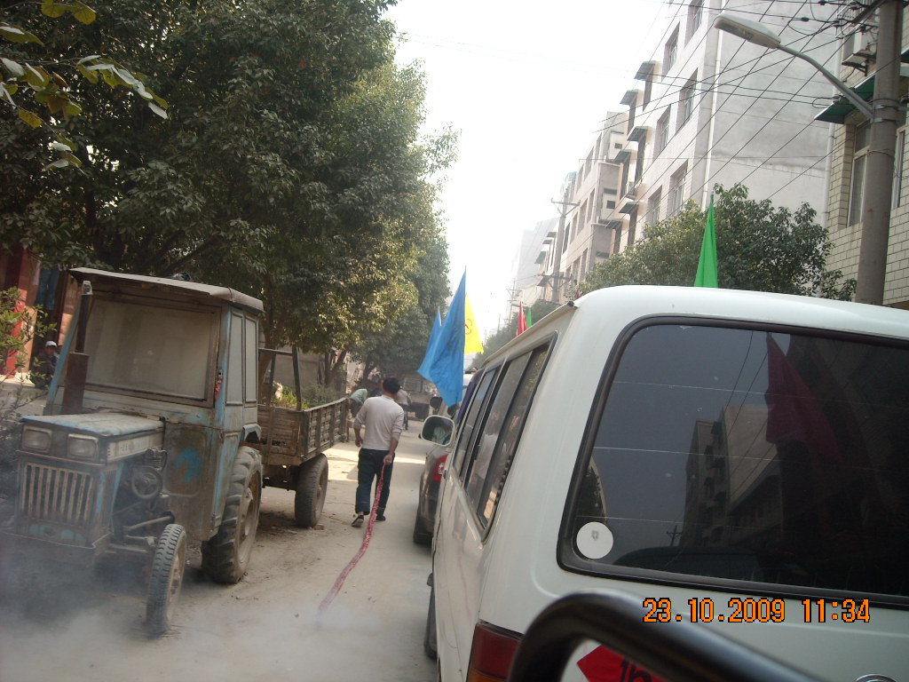 每到汪家门口大家争相燃放鞭炮庆贺这一盛事