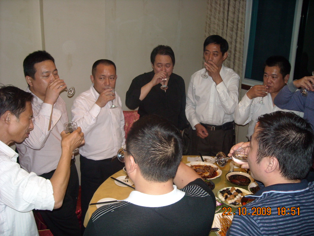 大家和汪济一起畅饮