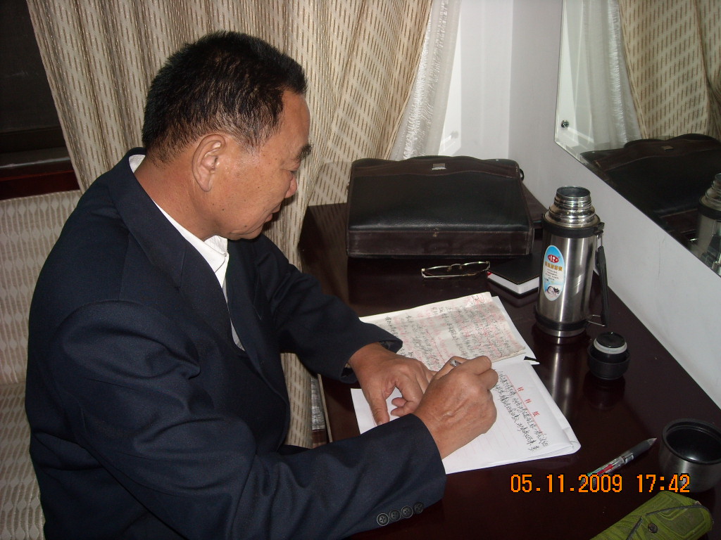 河南固始三达公支系[91世]孙汪明基先生正在写资料