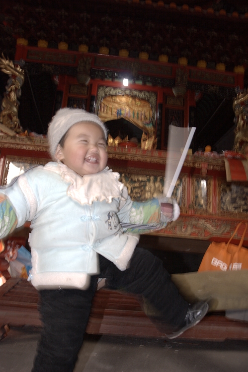 二岁孩童在嬉耍