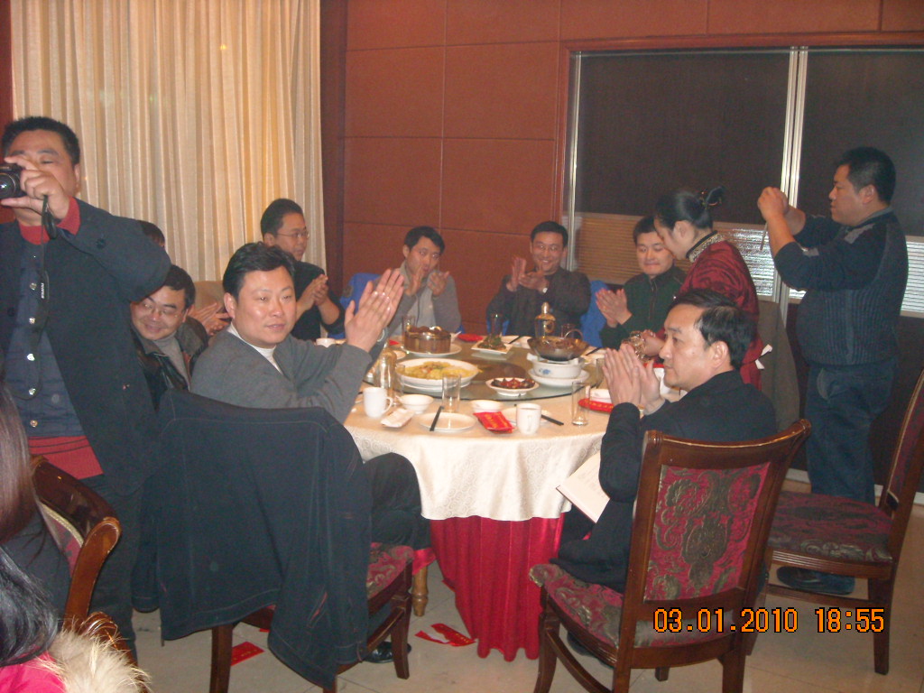 大家鼓掌欢迎会长步胜发言