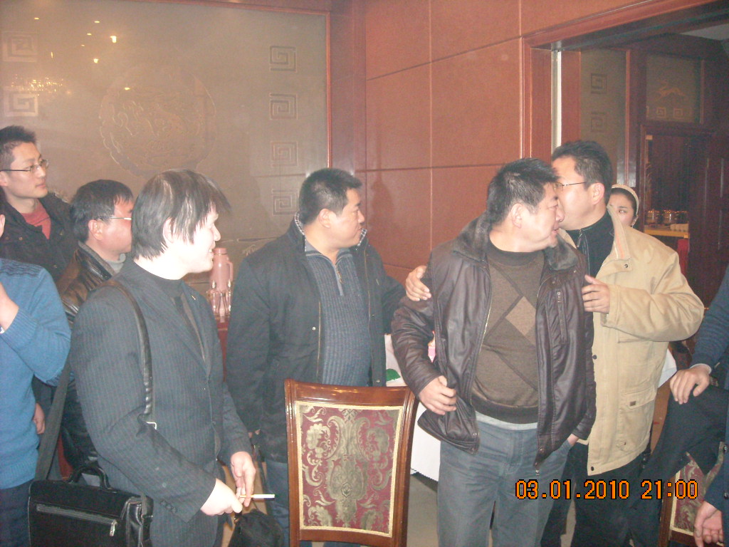 大家欢迎老会长汪凌入座[从老家办事刚到]