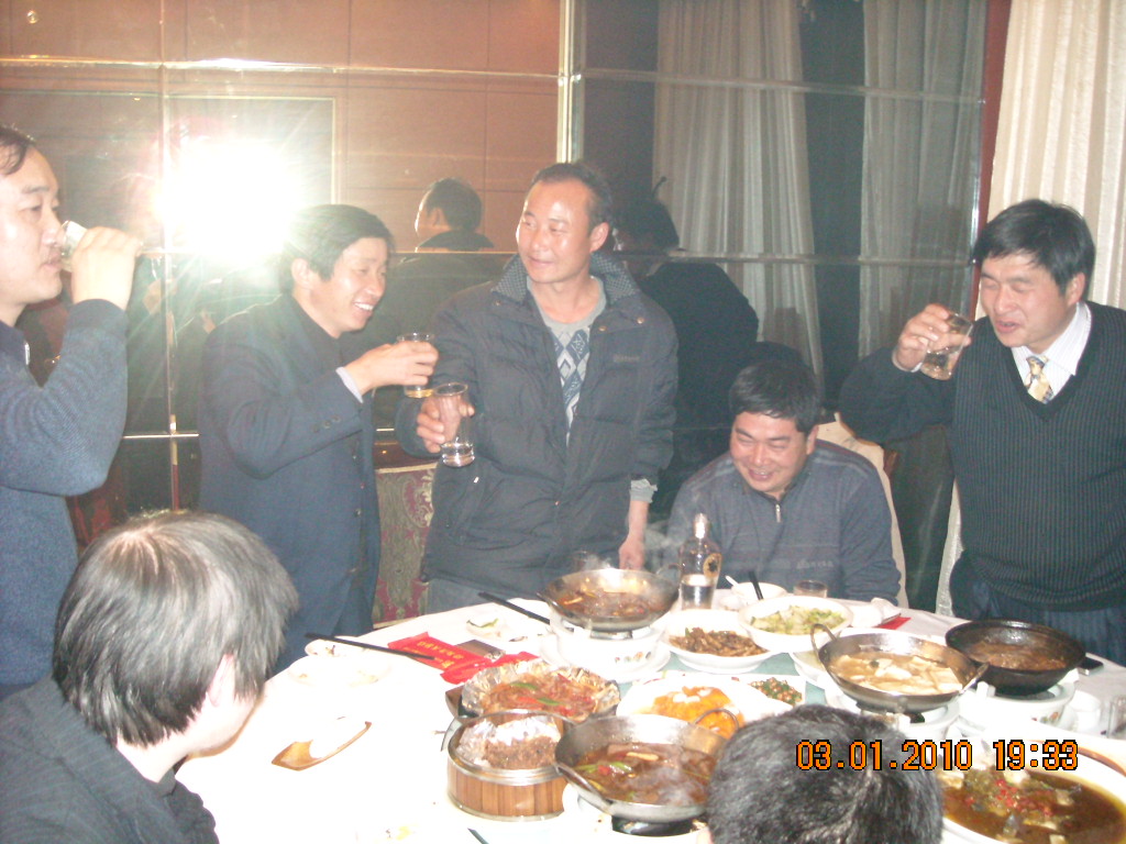 来自金寨三位本家与在合肥工作金寨籍两位共同干杯