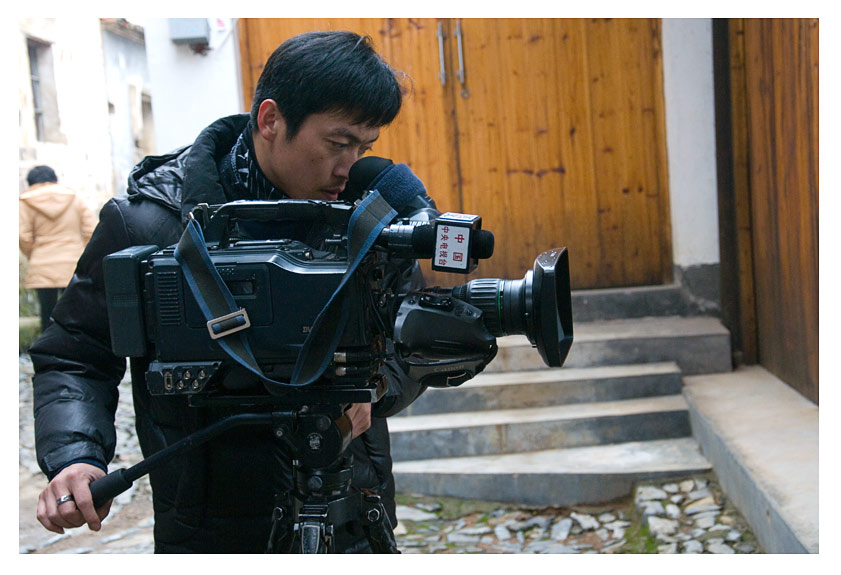敬业的央视摄影师