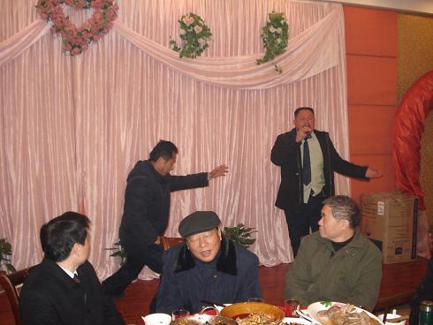 合肥联谊会胖子道生唱歌、汪立品打太极舞