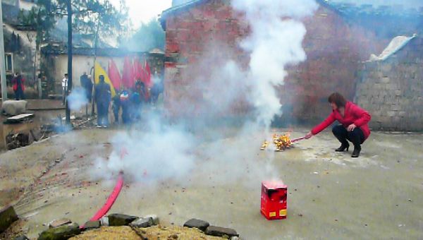 虔诚祈求家人平安健康，生活风调雨顺