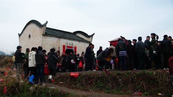 在村尾的山坡汪公庙，将汪华和他夫人像及五丰神抬出