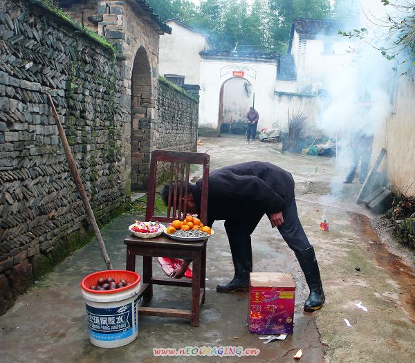 虔诚，祈求家人平安健康，生活风调雨顺