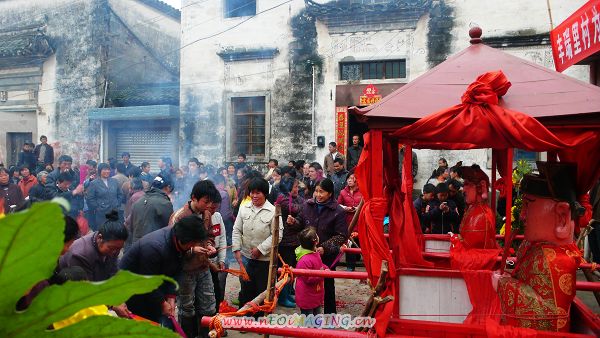 烧香许愿，人头攒动