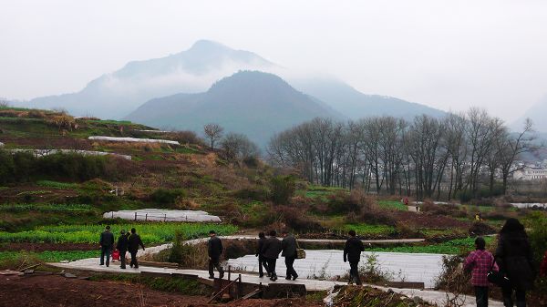 通往汪公庙路上远眺飞布山景色