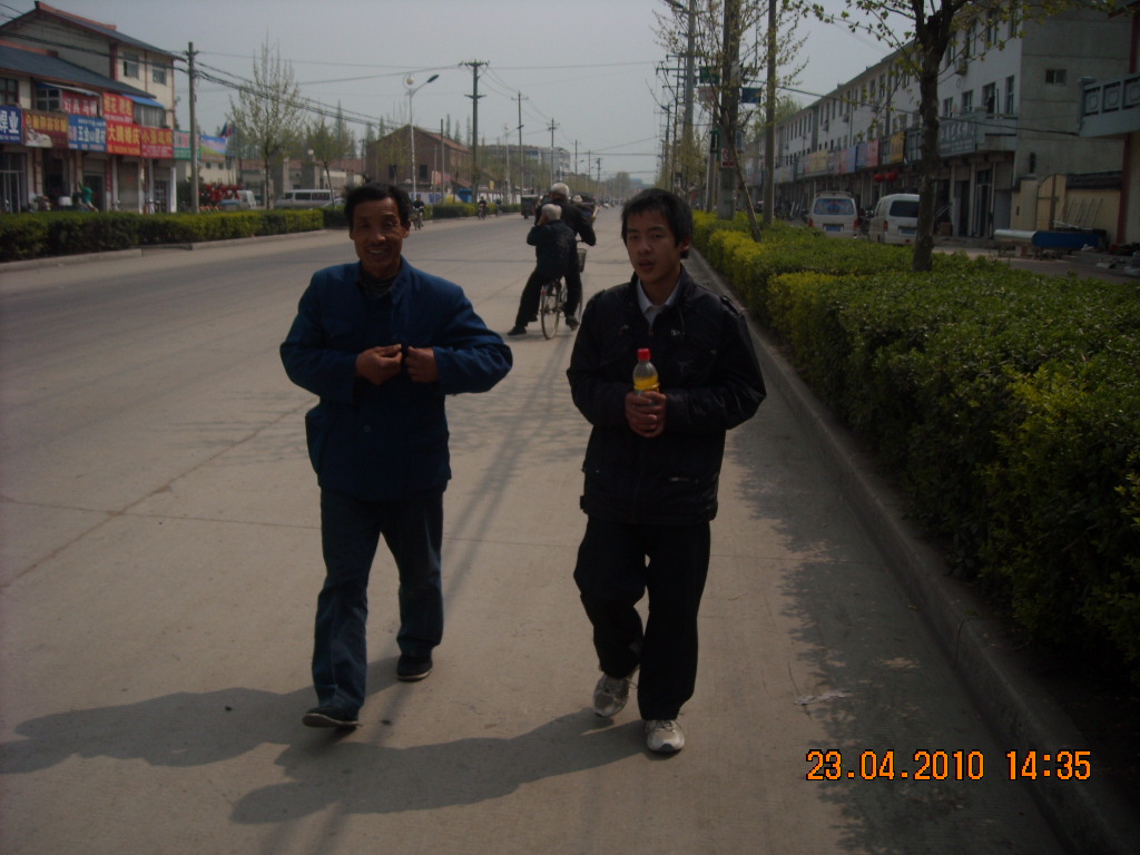 汪从宏与爸爸汪华贵走在回家的路上好高兴回家真好