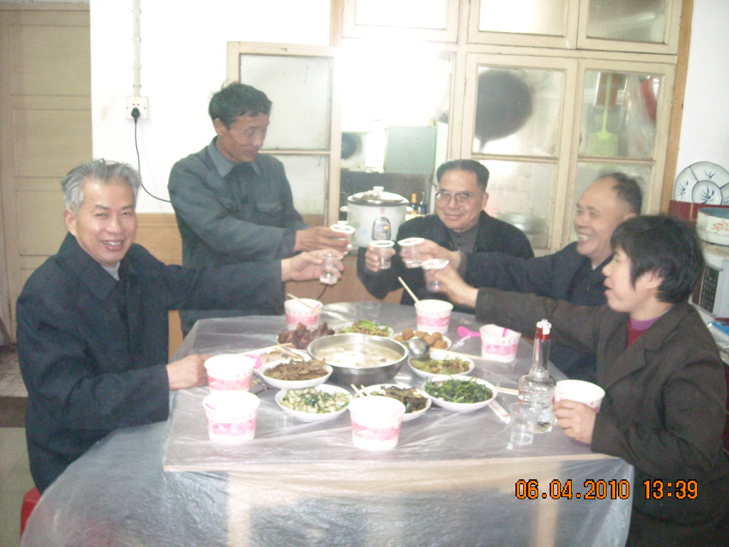 四位本家给华贵敬酒