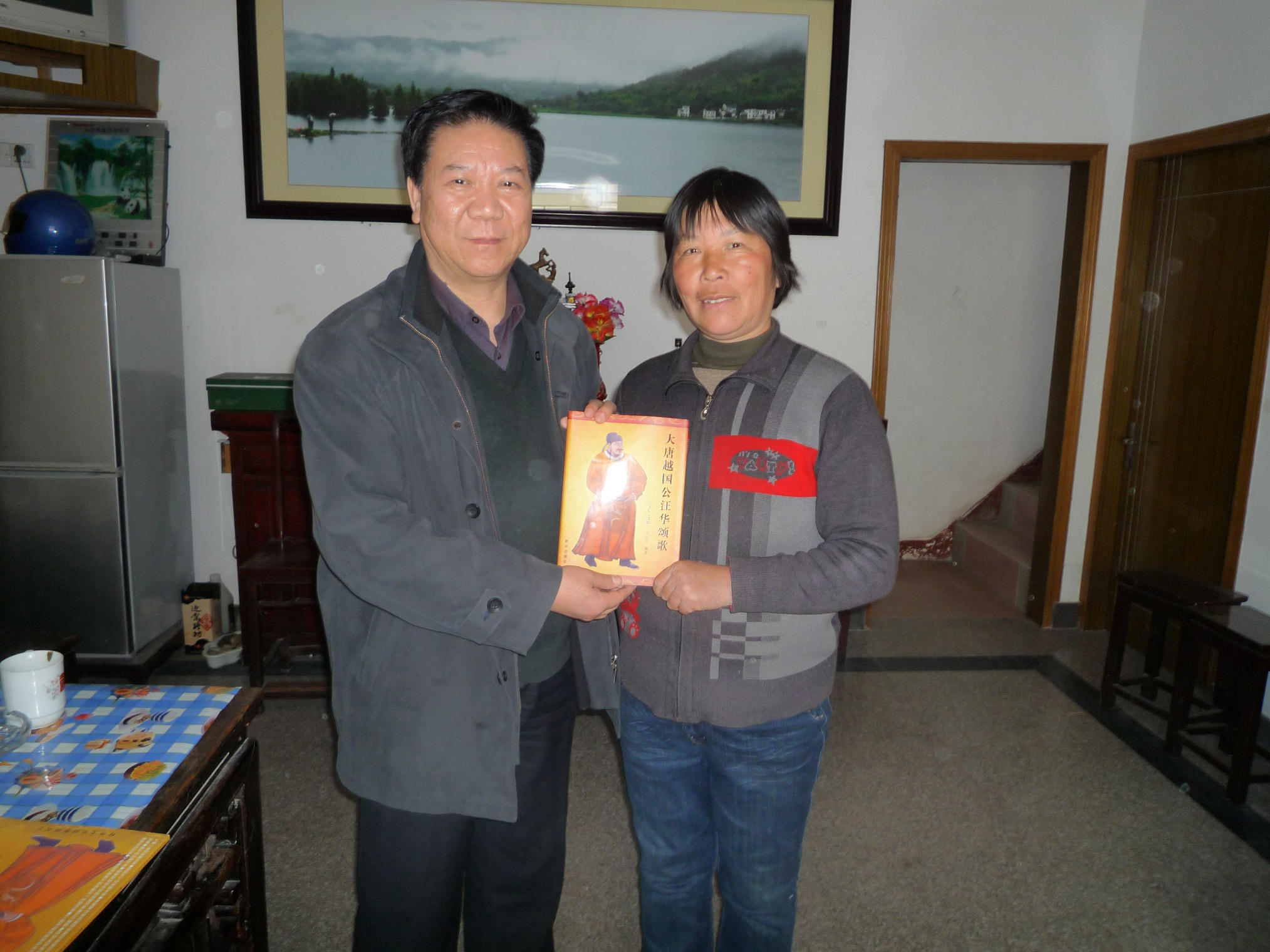 15a政委在宏村向 宏村村主任赠书.jpg