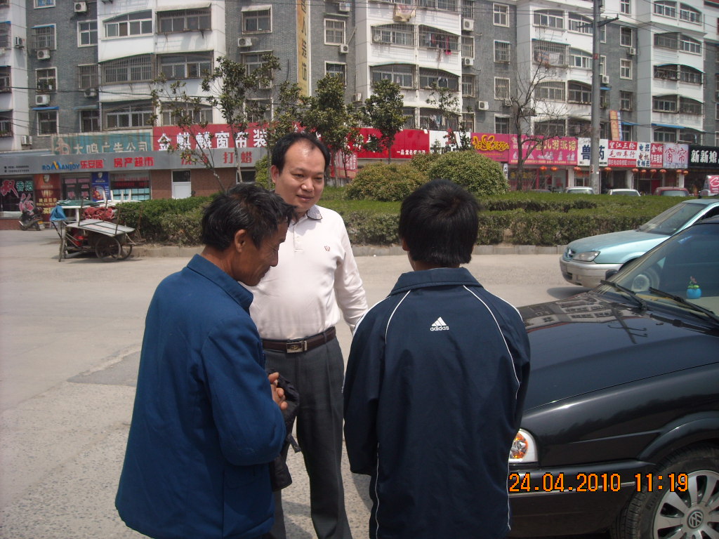 明立第一眼看到孩子特别高兴