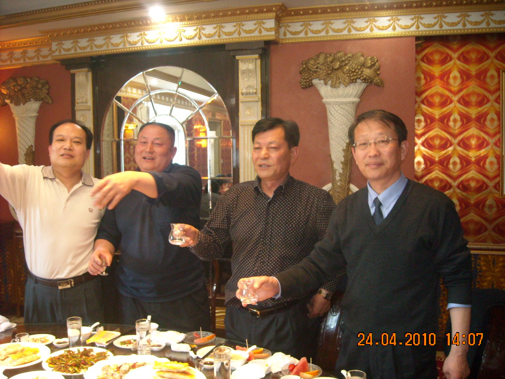 三位汪家人与朱大哥搭谢各位营救从宏各位朋友