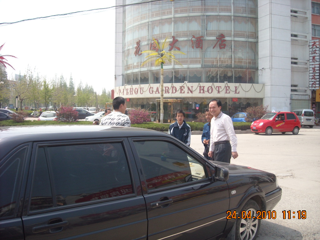 二十四日刚下车就高兴的与从宏父子拥抱，分享解救出来快乐！