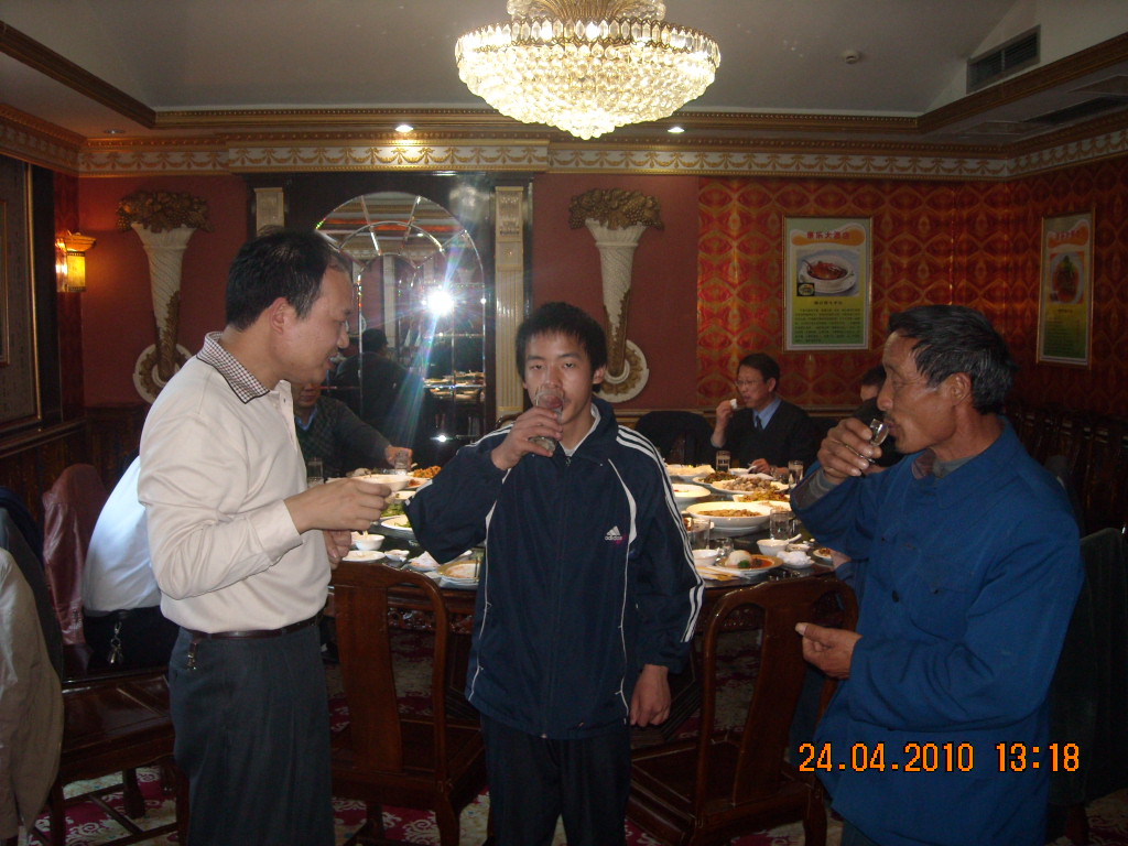 明立与从宏父子共饮汪家美酒