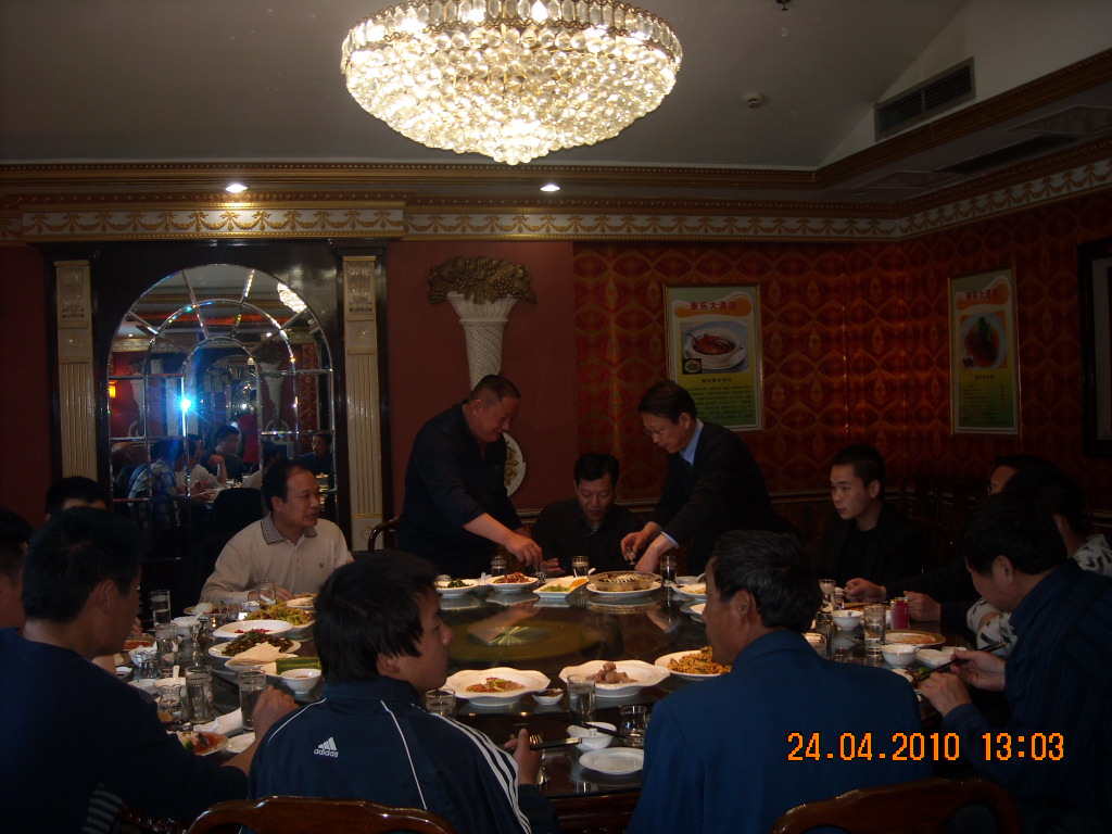 道生与汪颖给明立老大朱明江敬酒[邳州政法委书记]