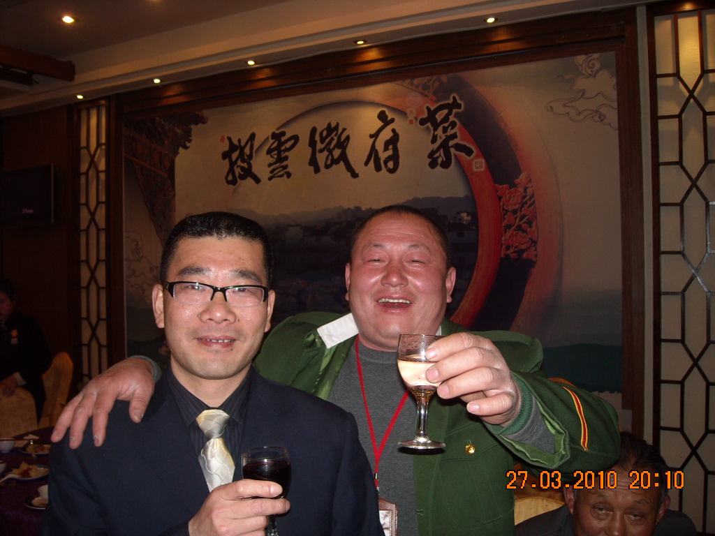 我在歙县与利锋本家为宗亲们齐聚云岚山祭祖干杯？