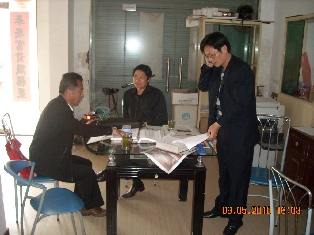 四人一起共商家族要事