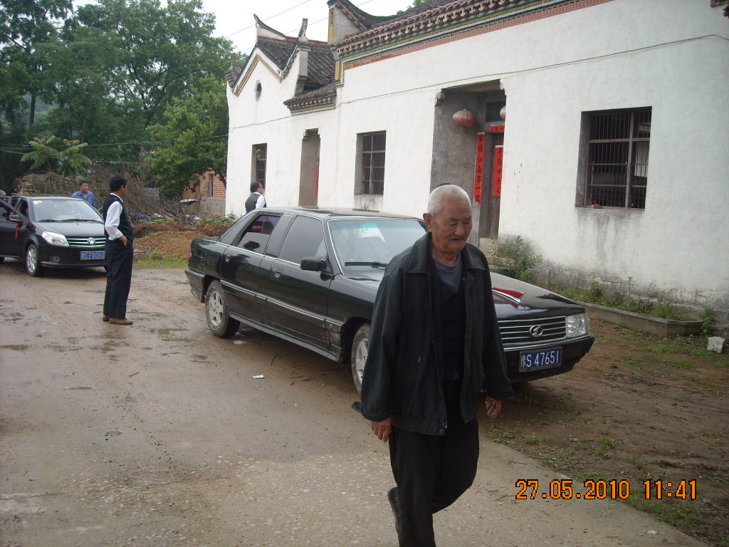 上午11多钟我一行到了古碑宗祠门口