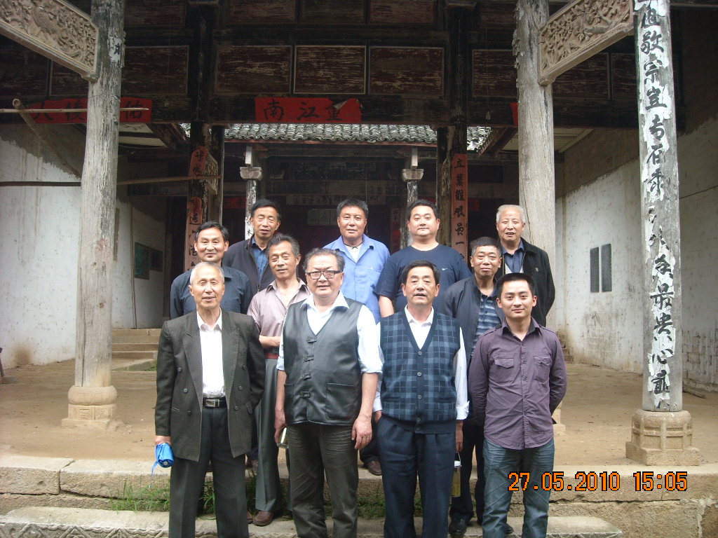 看了宗祠大家又合了影