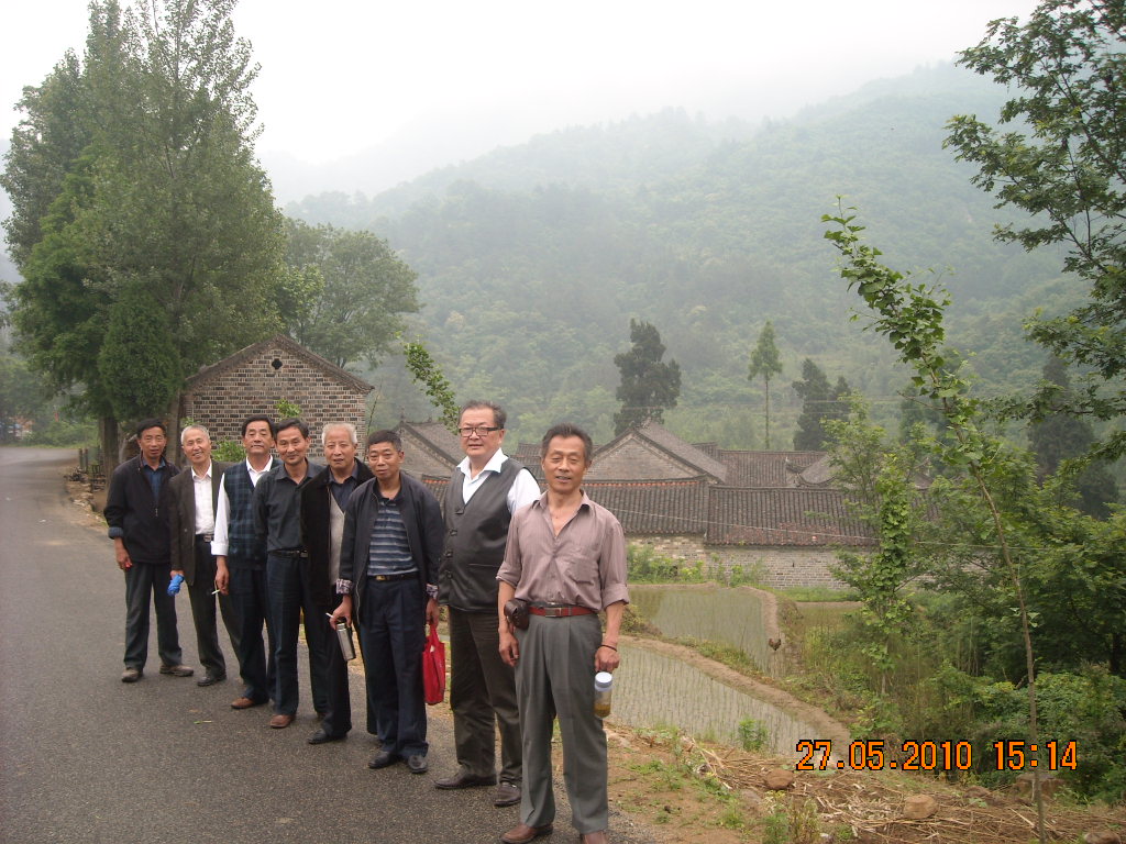 大家在宗祠后面刚修好柏油马路拍照