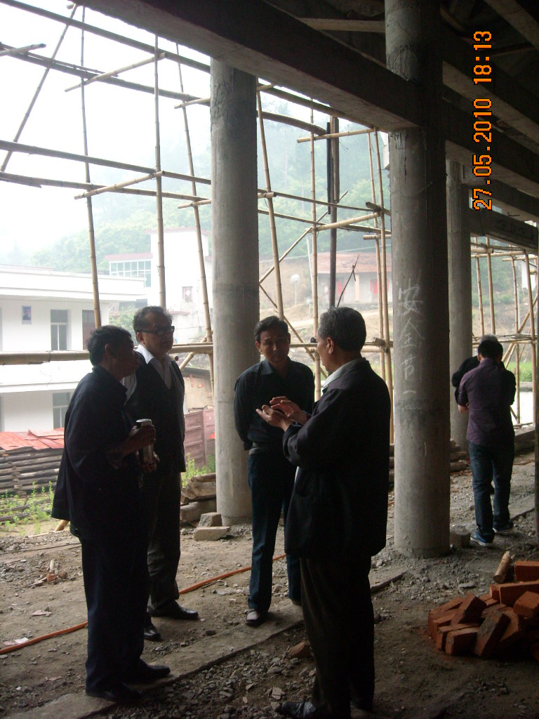 大家仔细听取了汪光福会长讲解建祠资金筹集，等等种种困难都一一化解那