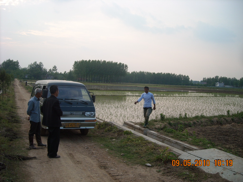 快到六点钟我和立品去白塔畈乡看望了100世汪华贵一家