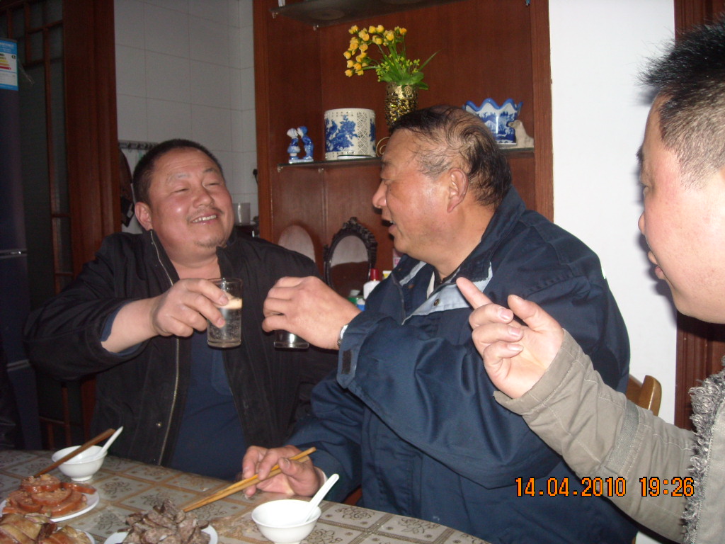 我又端起酒与汪振才对饮