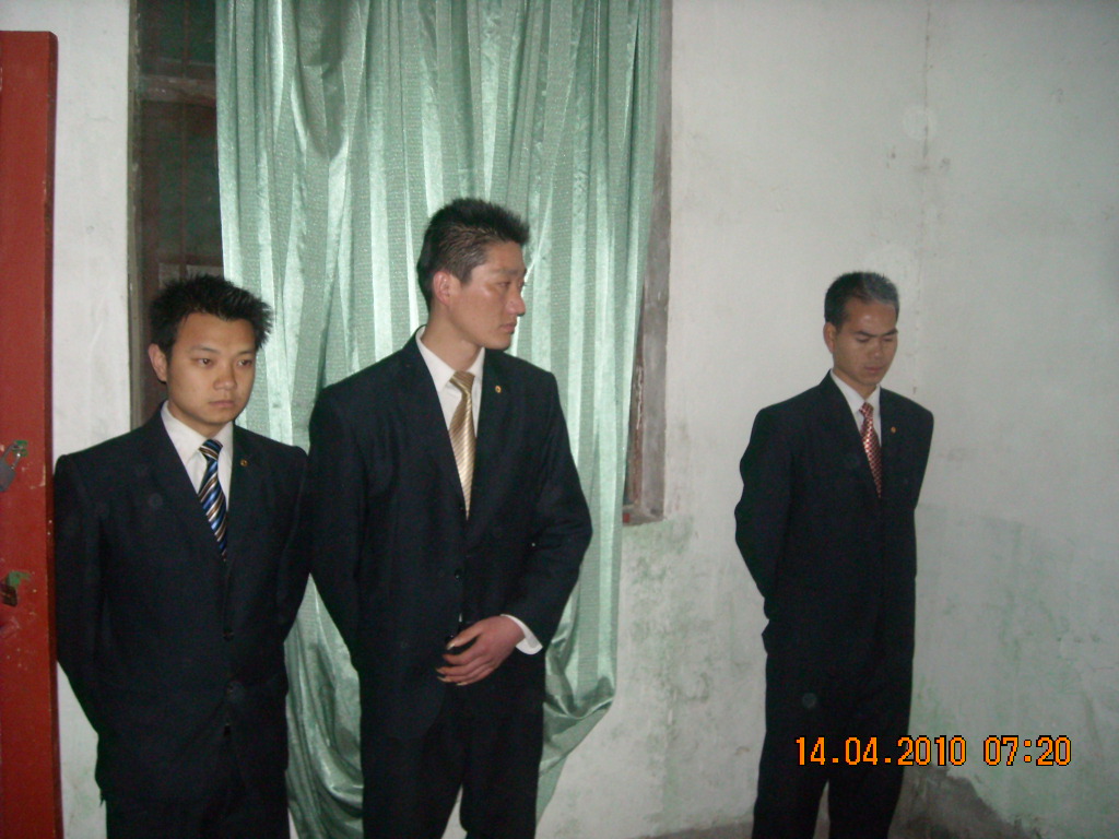 三个穿着十分讲究青年站岗