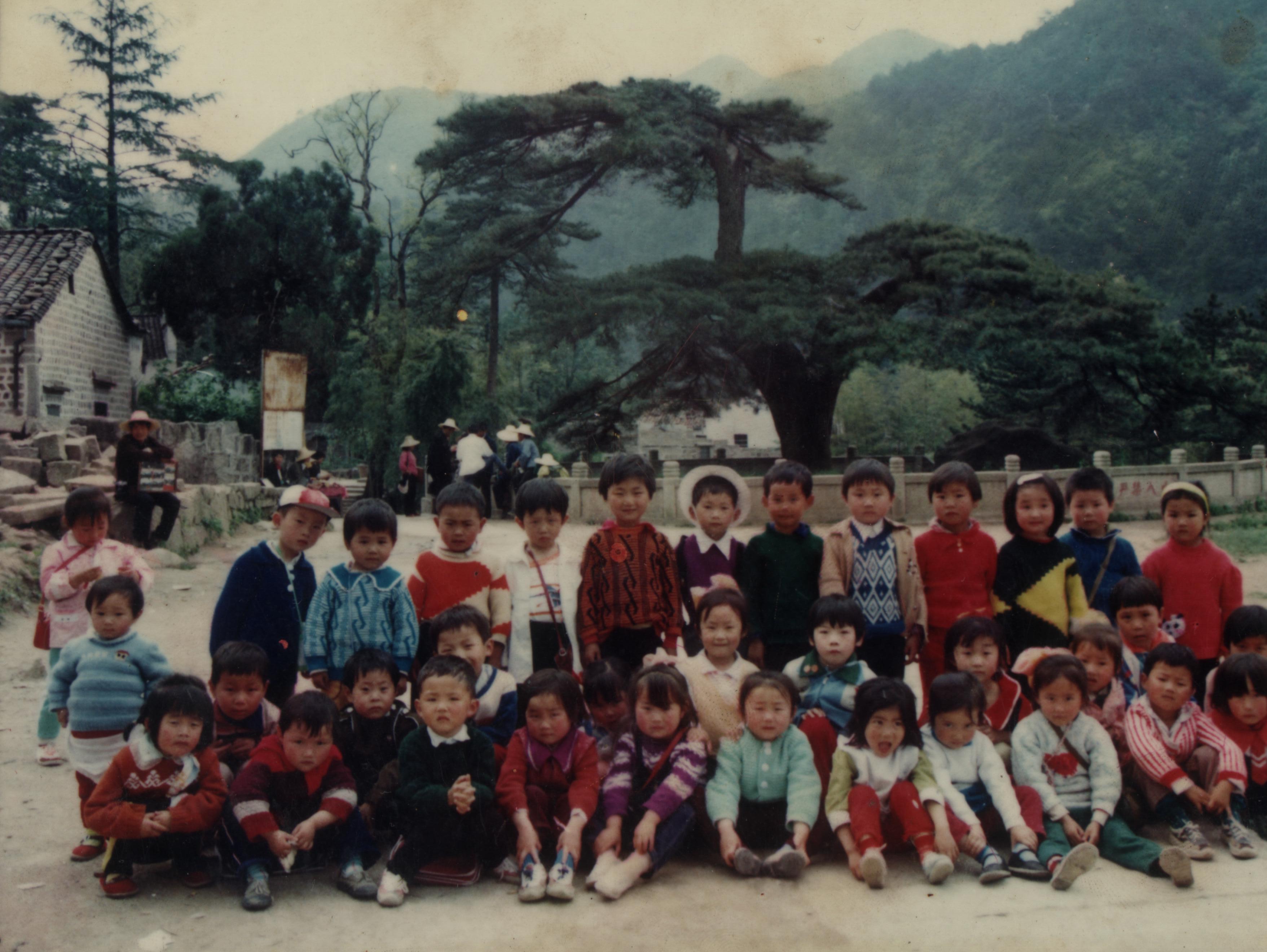 1988年4月，幼儿春游 凤凰松