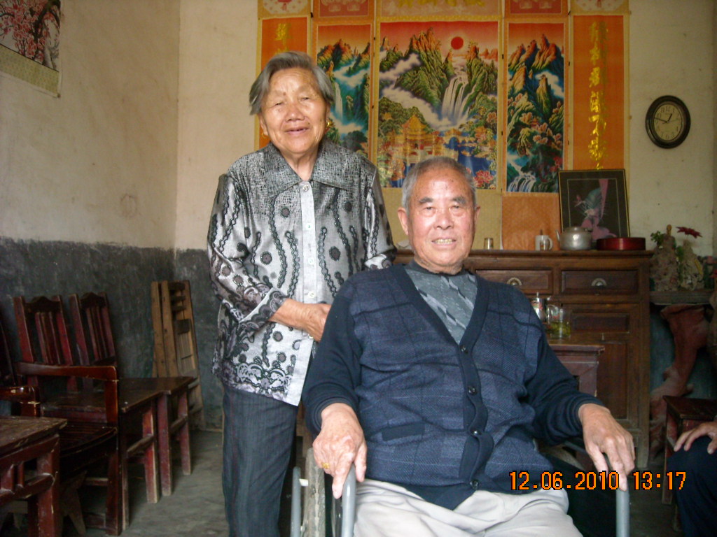 德安老人与老伴何青荣