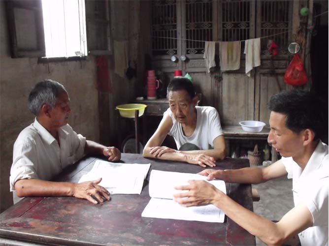 汪志厚，左边，对面汪卫东，老者建公后裔