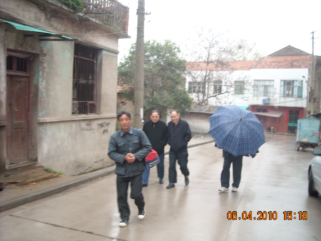 天下着小雨三位老先生还送我们，真不知振耀老人有病！